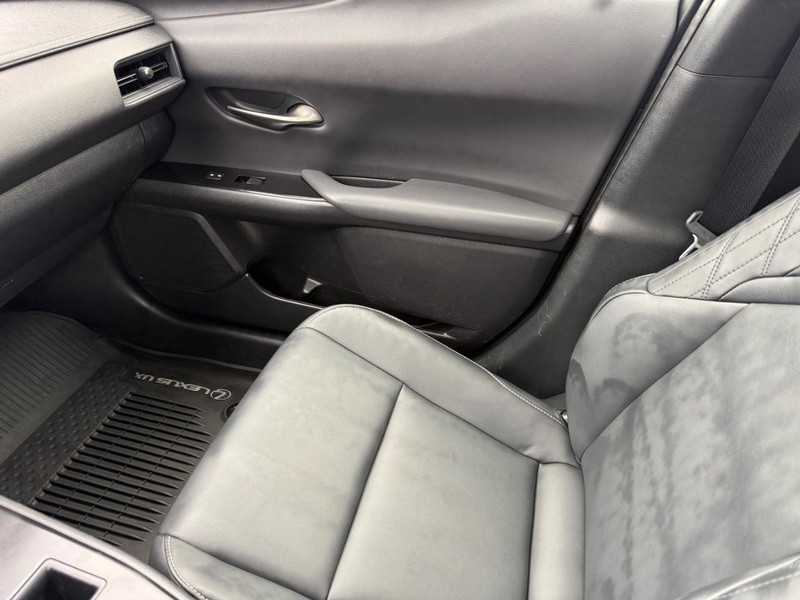 Lexus UX Vehicle Full-screen Gallery Image 21