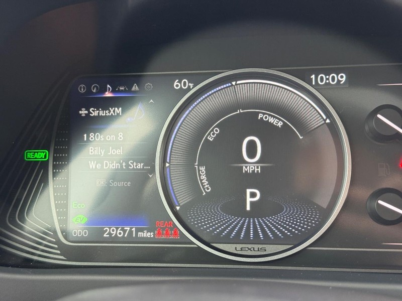 Lexus UX Vehicle Full-screen Gallery Image 22