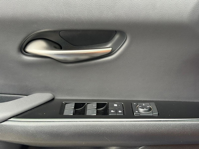 Lexus UX Vehicle Full-screen Gallery Image 23
