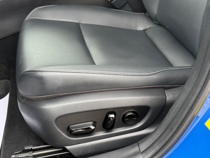 Lexus UX Vehicle Full-screen Gallery Image 24