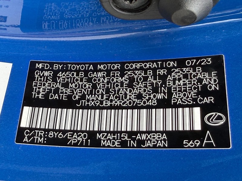 Lexus UX Vehicle Full-screen Gallery Image 25