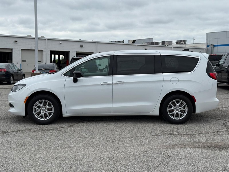 Chrysler Voyager Vehicle Full-screen Gallery Image 2