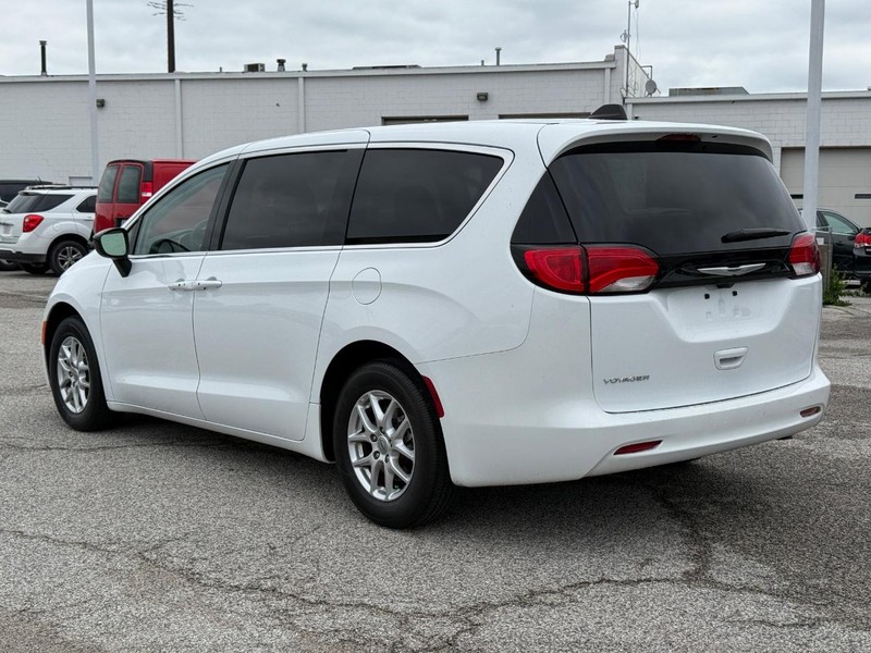 Chrysler Voyager Vehicle Full-screen Gallery Image 3