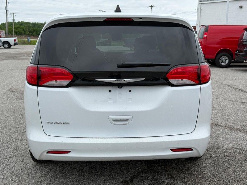 Chrysler Voyager Vehicle Full-screen Gallery Image 4