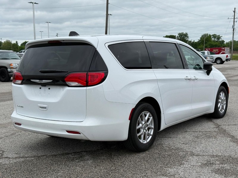 Chrysler Voyager Vehicle Full-screen Gallery Image 5