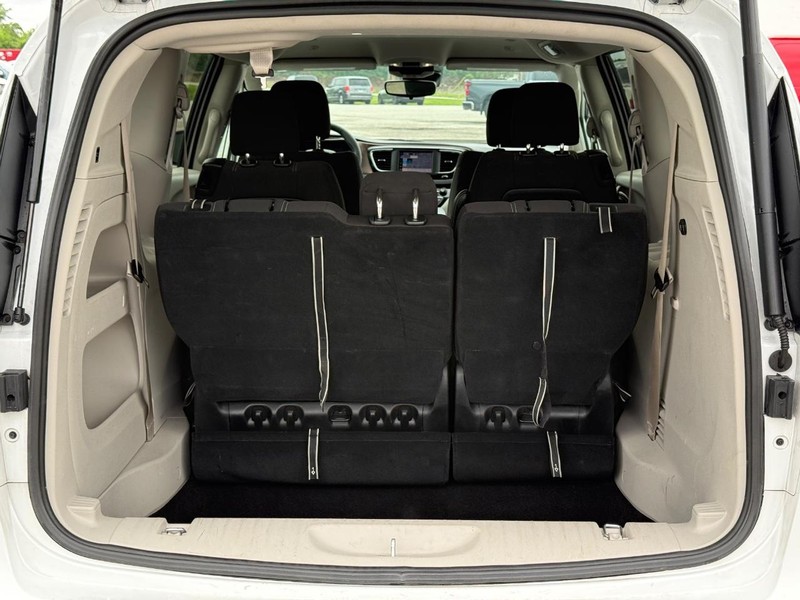 Chrysler Voyager Vehicle Full-screen Gallery Image 6