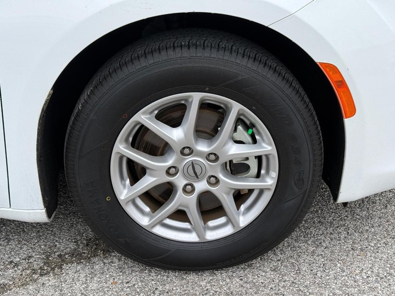 Chrysler Voyager Vehicle Full-screen Gallery Image 7