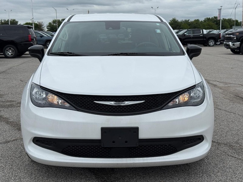 Chrysler Voyager Vehicle Full-screen Gallery Image 9