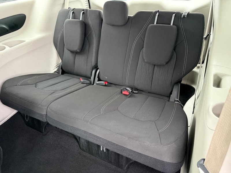 Chrysler Voyager Vehicle Full-screen Gallery Image 10