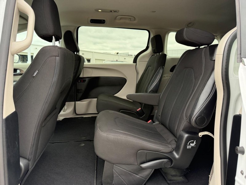 Chrysler Voyager Vehicle Full-screen Gallery Image 11