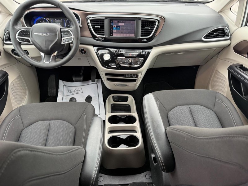 Chrysler Voyager Vehicle Full-screen Gallery Image 12