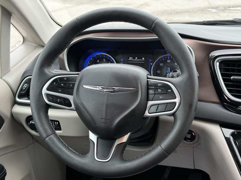 Chrysler Voyager Vehicle Full-screen Gallery Image 13