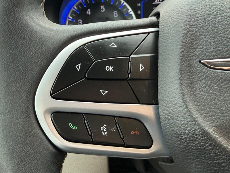 Chrysler Voyager Vehicle Full-screen Gallery Image 14