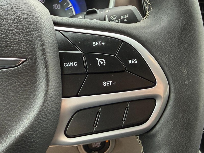 Chrysler Voyager Vehicle Full-screen Gallery Image 15