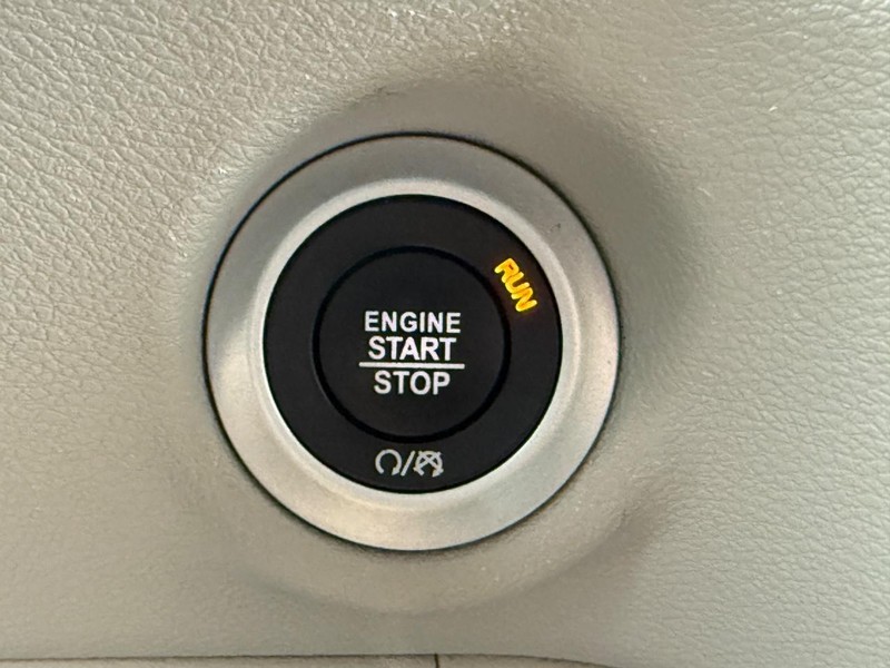 Chrysler Voyager Vehicle Full-screen Gallery Image 16