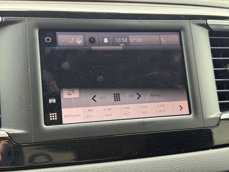 Chrysler Voyager Vehicle Full-screen Gallery Image 17