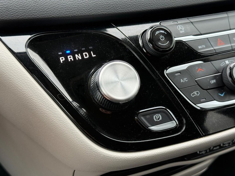 Chrysler Voyager Vehicle Full-screen Gallery Image 19