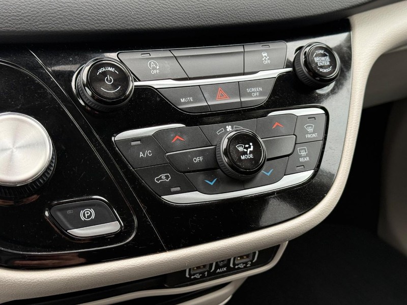 Chrysler Voyager Vehicle Full-screen Gallery Image 20