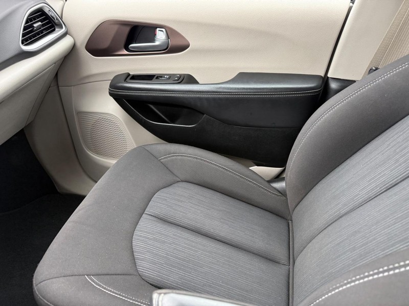 Chrysler Voyager Vehicle Full-screen Gallery Image 21