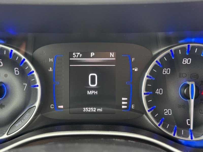 Chrysler Voyager Vehicle Full-screen Gallery Image 22