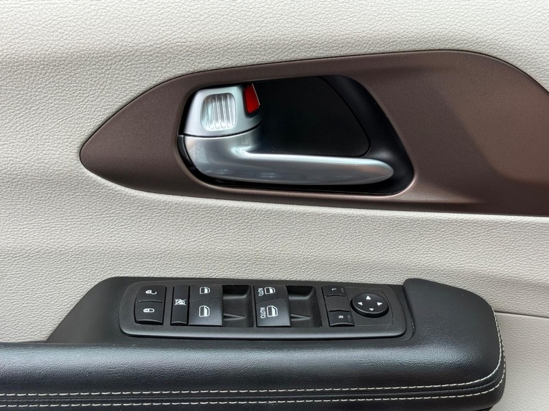 Chrysler Voyager Vehicle Full-screen Gallery Image 23