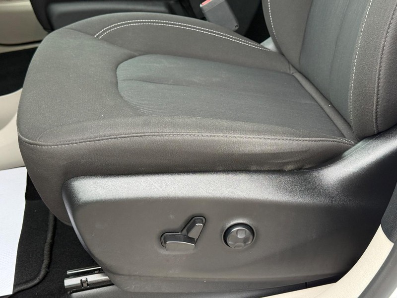 Chrysler Voyager Vehicle Full-screen Gallery Image 24