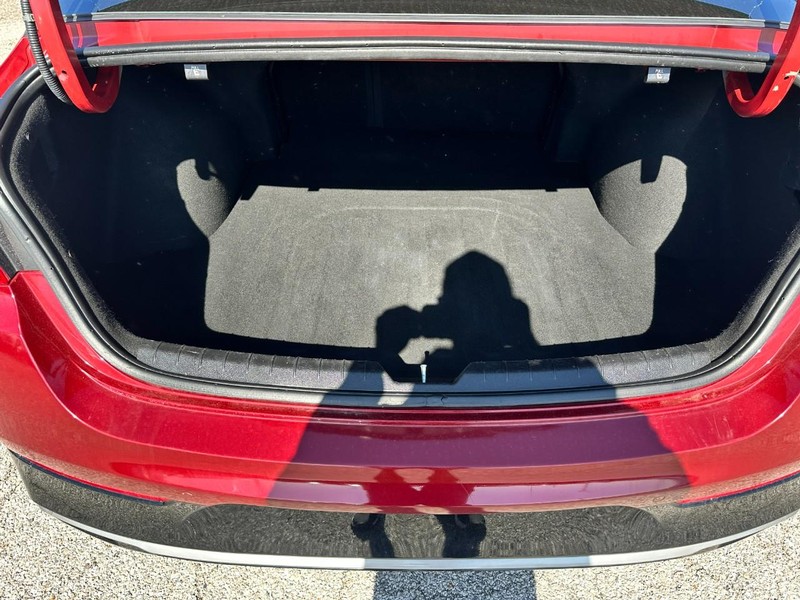 Kia K5 Vehicle Full-screen Gallery Image 5