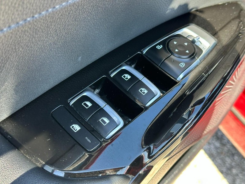 Kia K5 Vehicle Full-screen Gallery Image 17