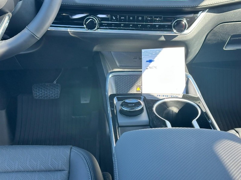Chevrolet Equinox Vehicle Full-screen Gallery Image 9