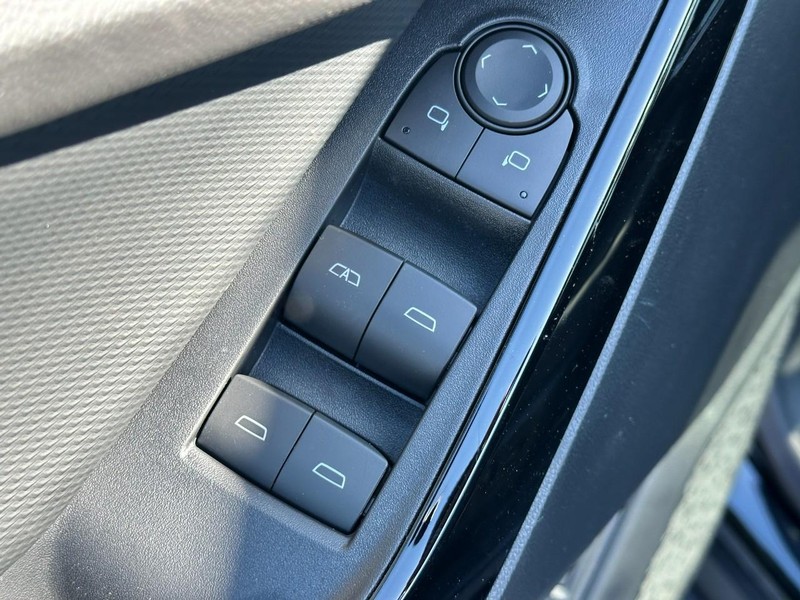 Chevrolet Equinox Vehicle Full-screen Gallery Image 10