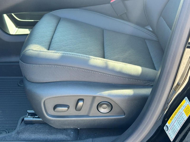Chevrolet Equinox Vehicle Full-screen Gallery Image 11