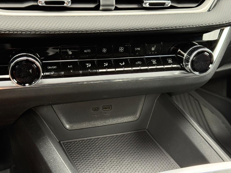Chevrolet Equinox Vehicle Full-screen Gallery Image 13