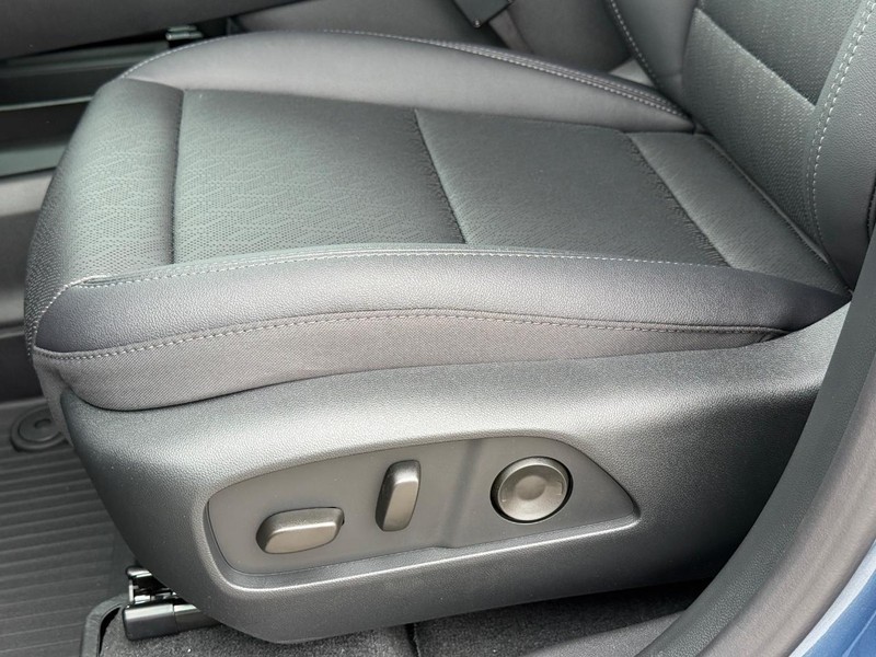 Chevrolet Equinox Vehicle Full-screen Gallery Image 17