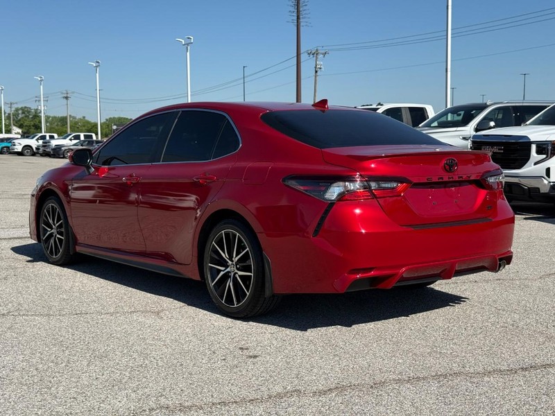Toyota Camry Vehicle Full-screen Gallery Image 3