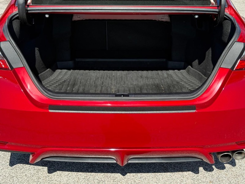 Toyota Camry Vehicle Full-screen Gallery Image 6