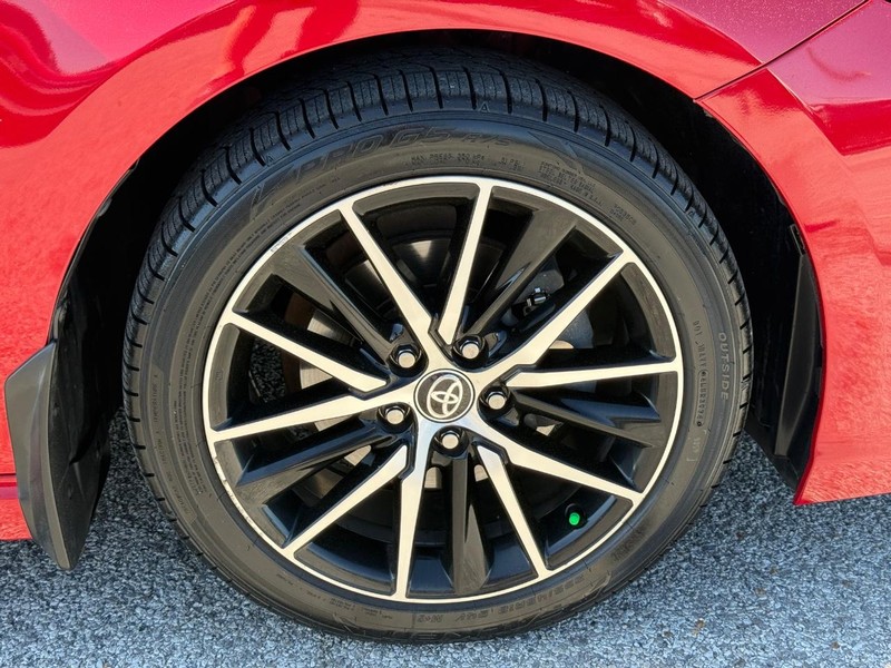 Toyota Camry Vehicle Full-screen Gallery Image 7