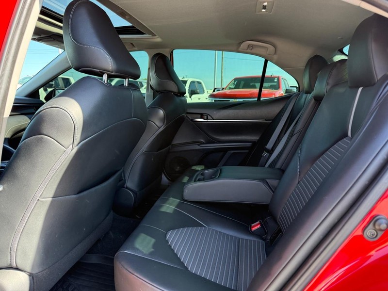 Toyota Camry Vehicle Full-screen Gallery Image 10