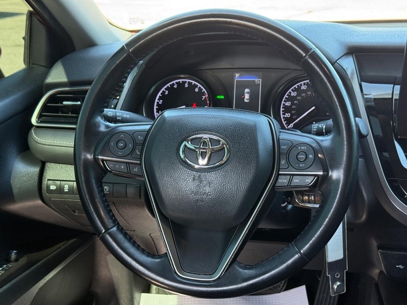 Toyota Camry Vehicle Full-screen Gallery Image 12