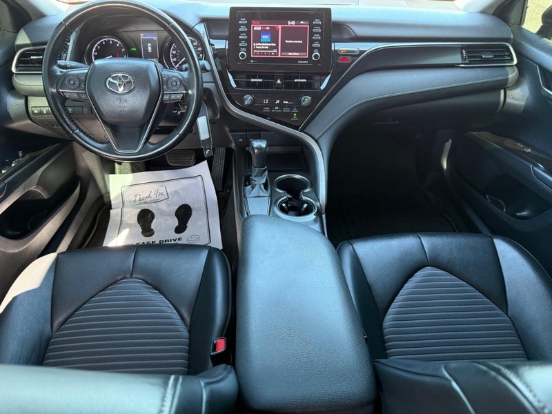 Toyota Camry Vehicle Full-screen Gallery Image 13