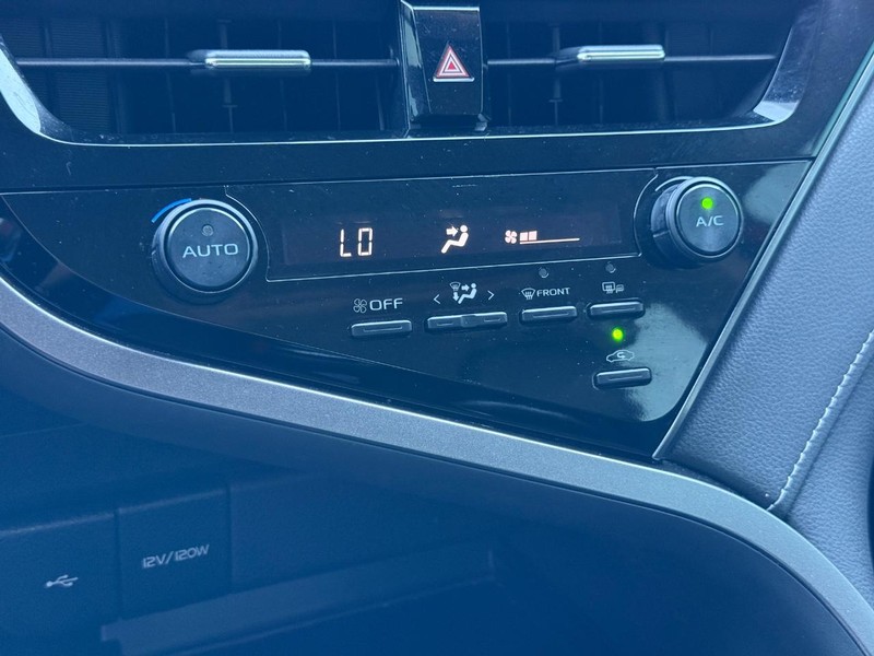 Toyota Camry Vehicle Full-screen Gallery Image 18