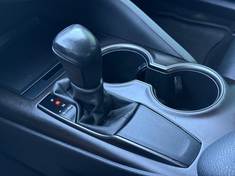 Toyota Camry Vehicle Full-screen Gallery Image 19