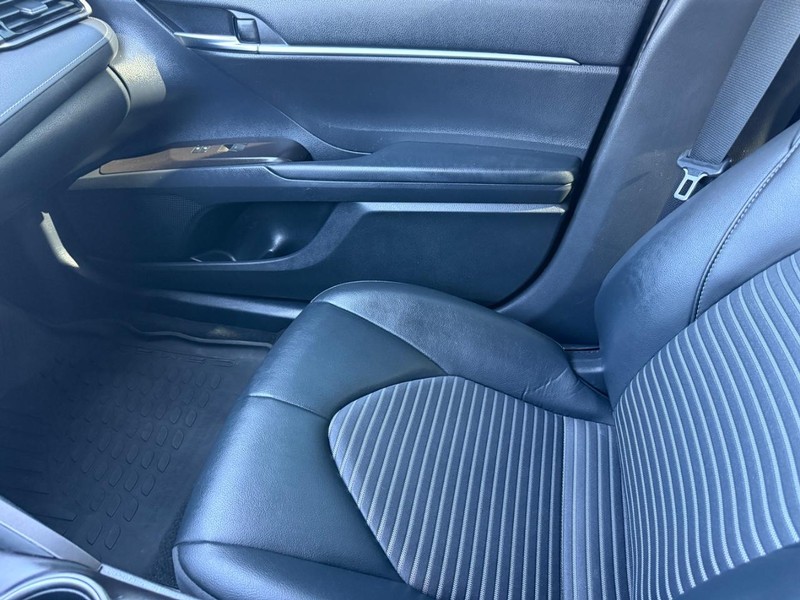 Toyota Camry Vehicle Full-screen Gallery Image 20