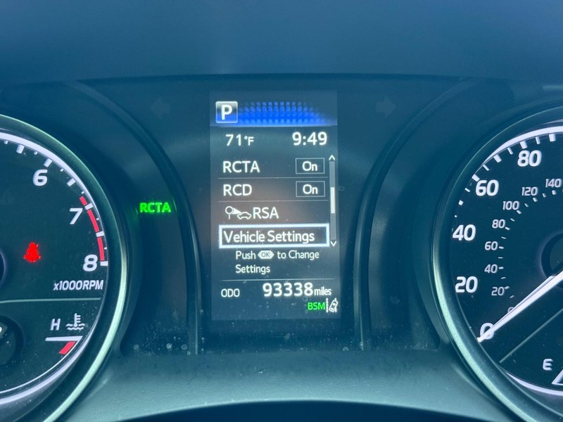 Toyota Camry Vehicle Full-screen Gallery Image 21