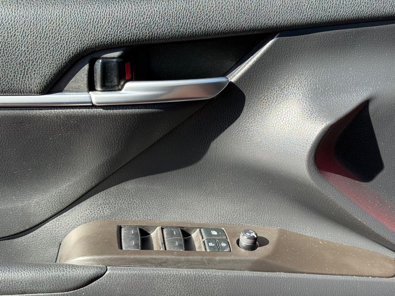 Toyota Camry Vehicle Full-screen Gallery Image 23