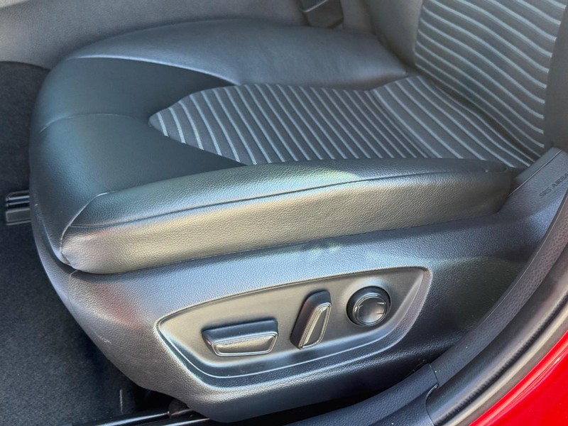Toyota Camry Vehicle Full-screen Gallery Image 24