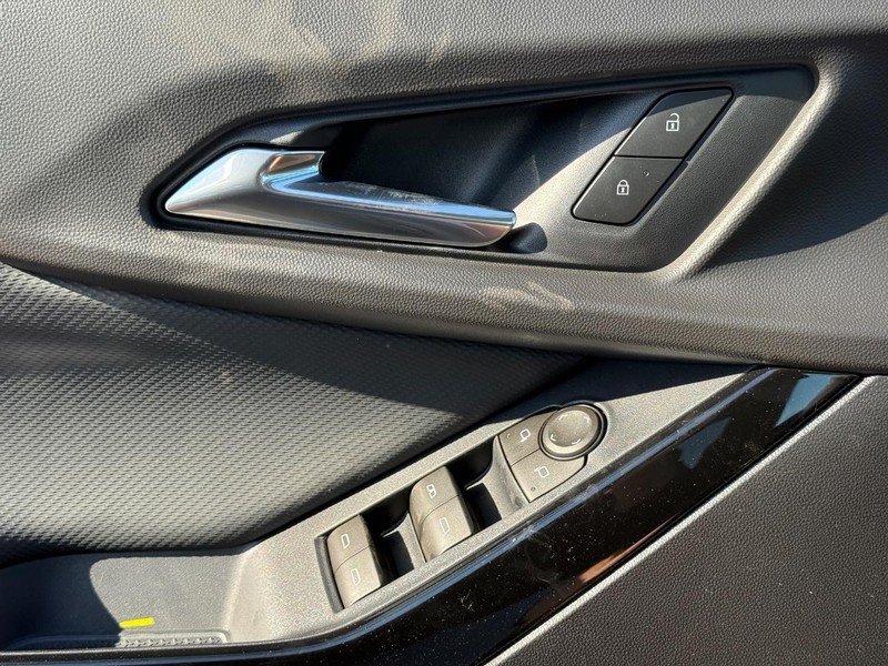 Chevrolet Equinox Vehicle Full-screen Gallery Image 17