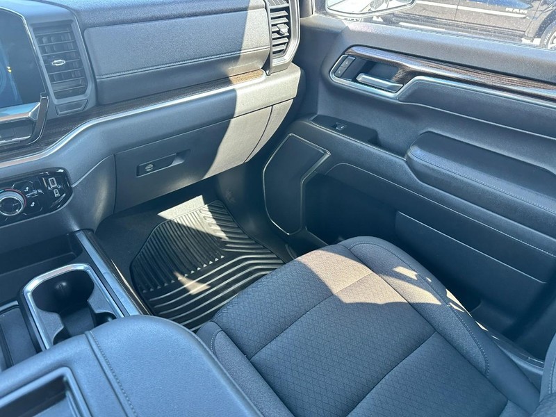 Chevrolet Silverado 1500 Vehicle Full-screen Gallery Image 15