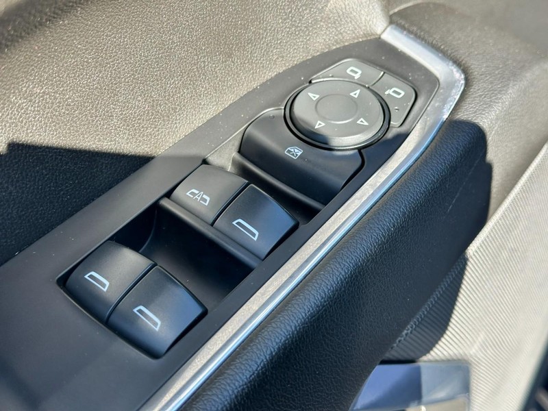 Chevrolet Silverado 1500 Vehicle Full-screen Gallery Image 16