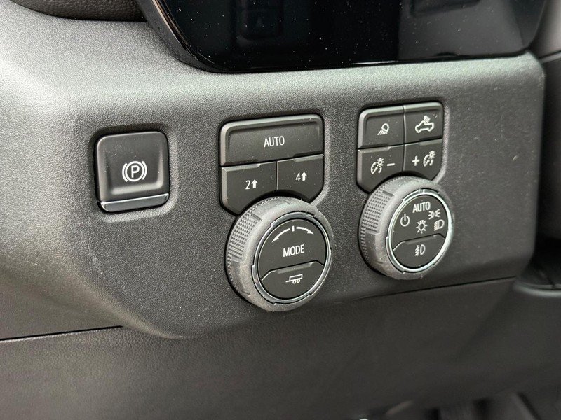 Chevrolet Silverado 1500 Vehicle Full-screen Gallery Image 17