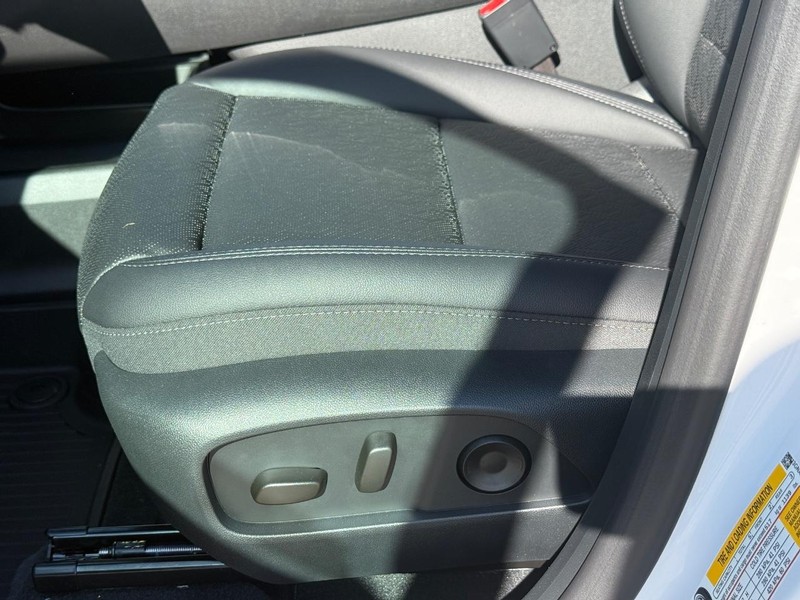 Chevrolet Equinox Vehicle Full-screen Gallery Image 17